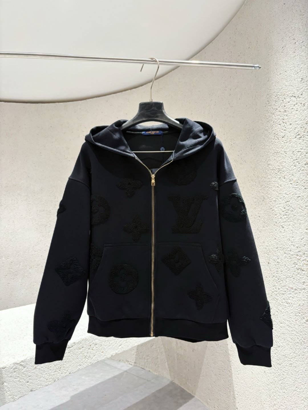 LOUIS VUITTON レディース ブルゾン マウンテンパーカー ロゴワッペン ナイロン 秋冬 ブラック ネイビー グレー - 画像 11