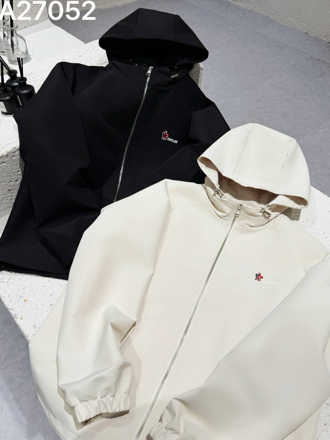 MONCLER モンクレール メンズ ブルゾン マウンテンパーカー ナイロン ロゴワッペン フーデッドジャケット 秋冬 ブラック ベージュ - 画像 4