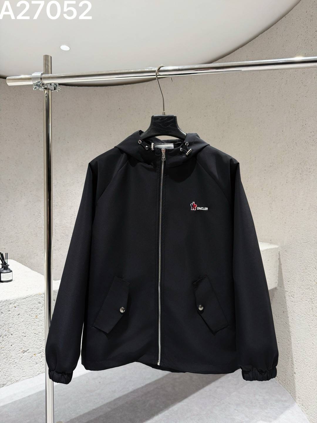 MONCLER モンクレール メンズ ブルゾン マウンテンパーカー ナイロン ロゴワッペン フーデッドジャケット 秋冬 ブラック ベージュ - 画像 9