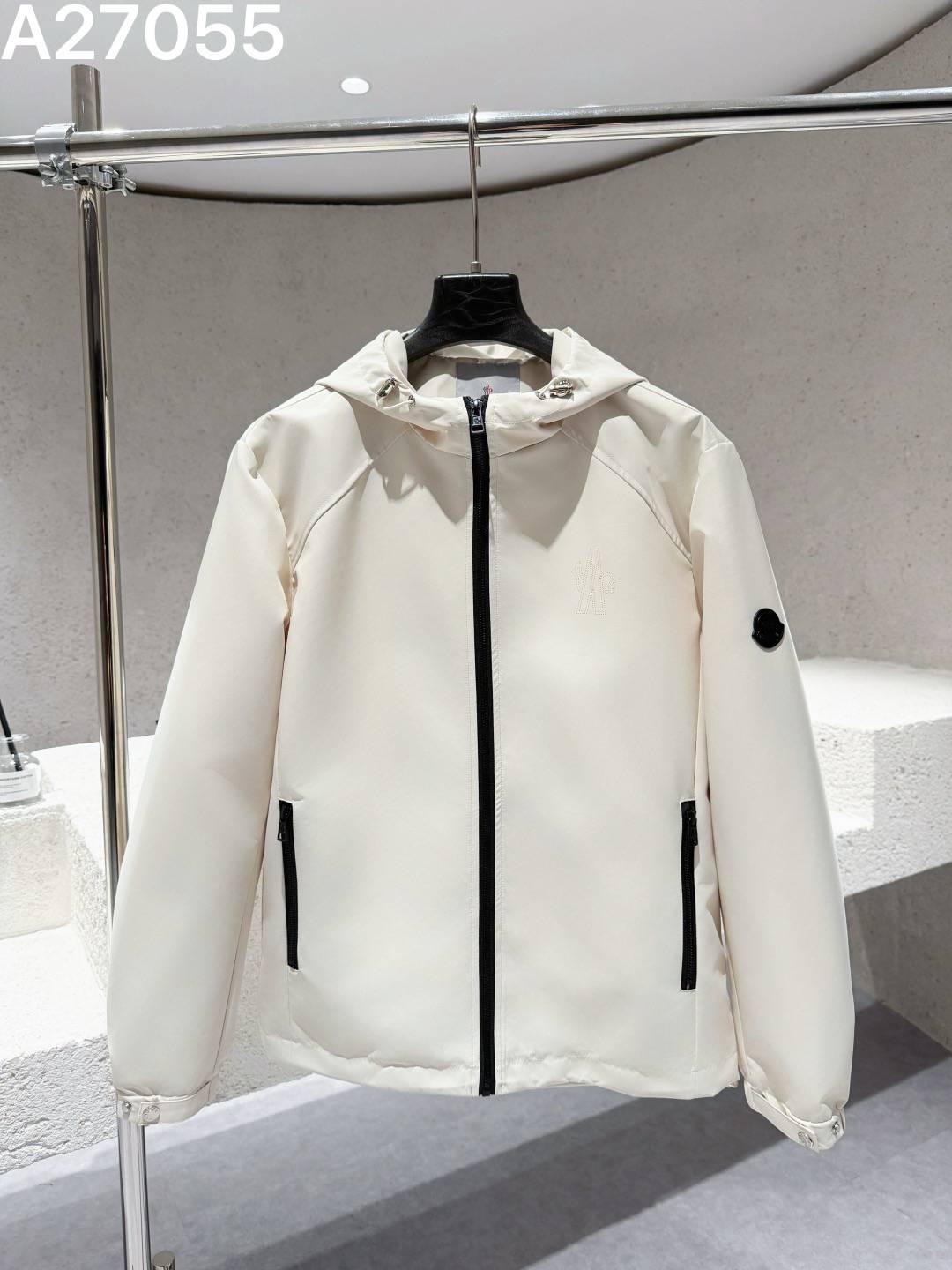 MONCLER モンクレール メンズ ブルゾン フーデッドジャケット ナイロン ロゴワッペン マウンテンパーカー ブラック ホワイト