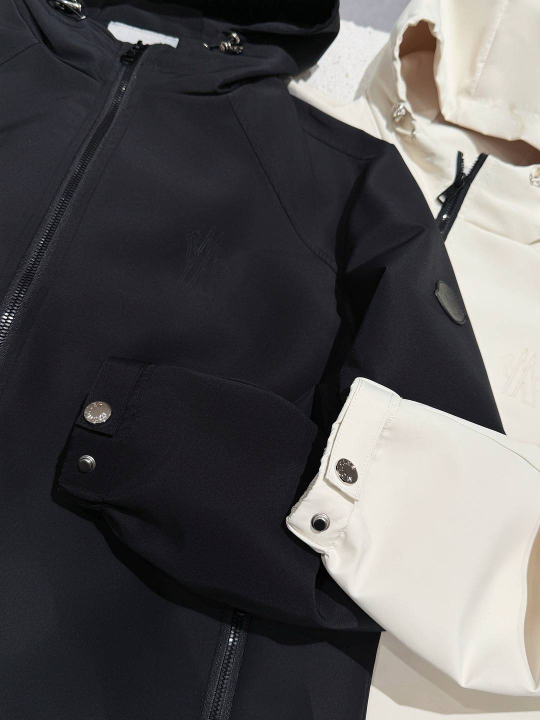 MONCLER モンクレール メンズ ブルゾン フーデッドジャケット ナイロン ロゴワッペン マウンテンパーカー ブラック ホワイト - 画像 3