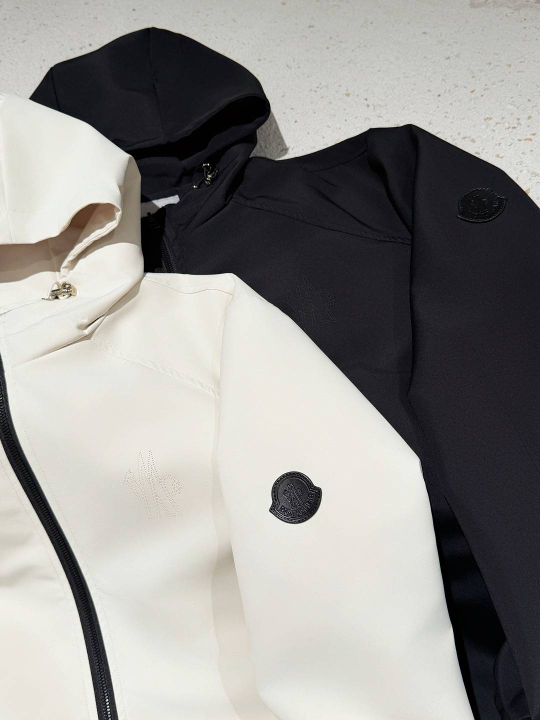 MONCLER モンクレール メンズ ブルゾン フーデッドジャケット ナイロン ロゴワッペン マウンテンパーカー ブラック ホワイト - 画像 4