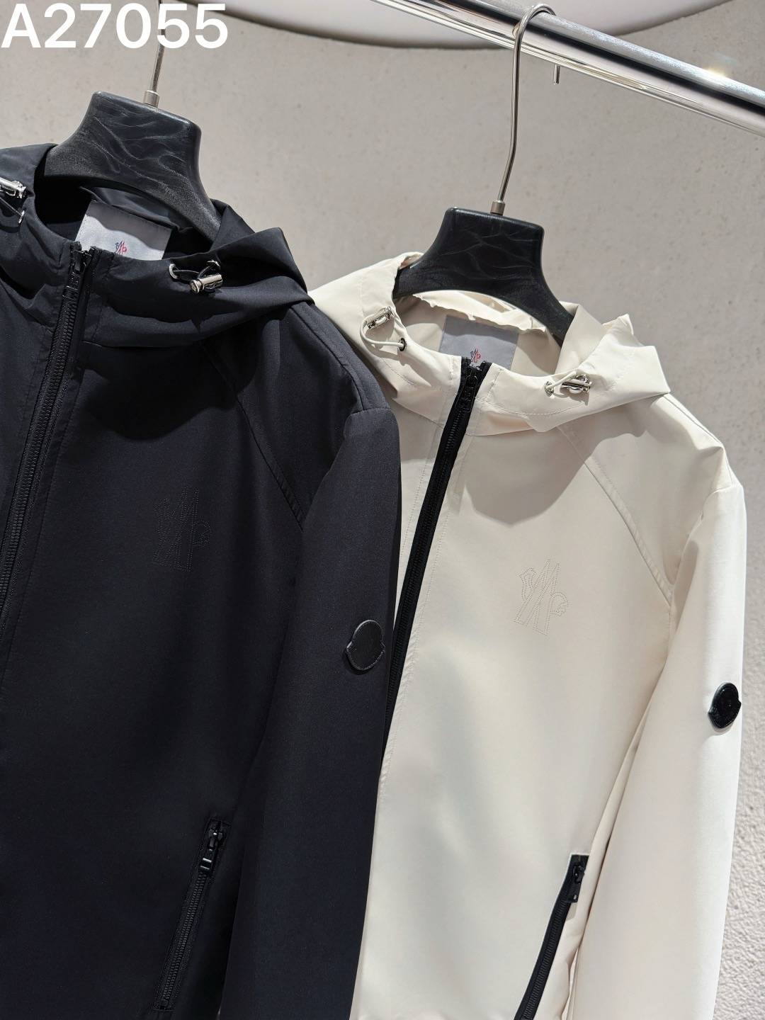MONCLER モンクレール メンズ ブルゾン フーデッドジャケット ナイロン ロゴワッペン マウンテンパーカー ブラック ホワイト - 画像 5