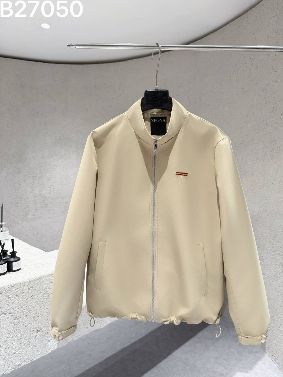 ZEGNA ジェニア メンズ ブルゾン フーデッドジャケット ナイロン ロゴワッペン エレガント カーキ ブラック