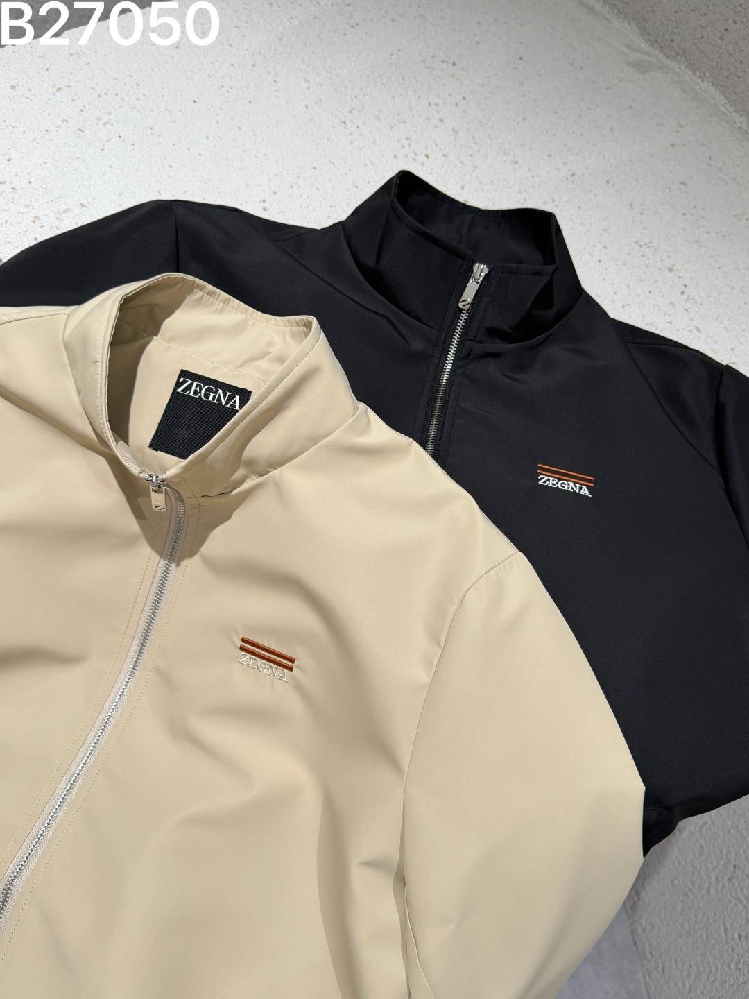 ZEGNA ジェニア メンズ ブルゾン フーデッドジャケット ナイロン ロゴワッペン エレガント カーキ ブラック - 画像 3