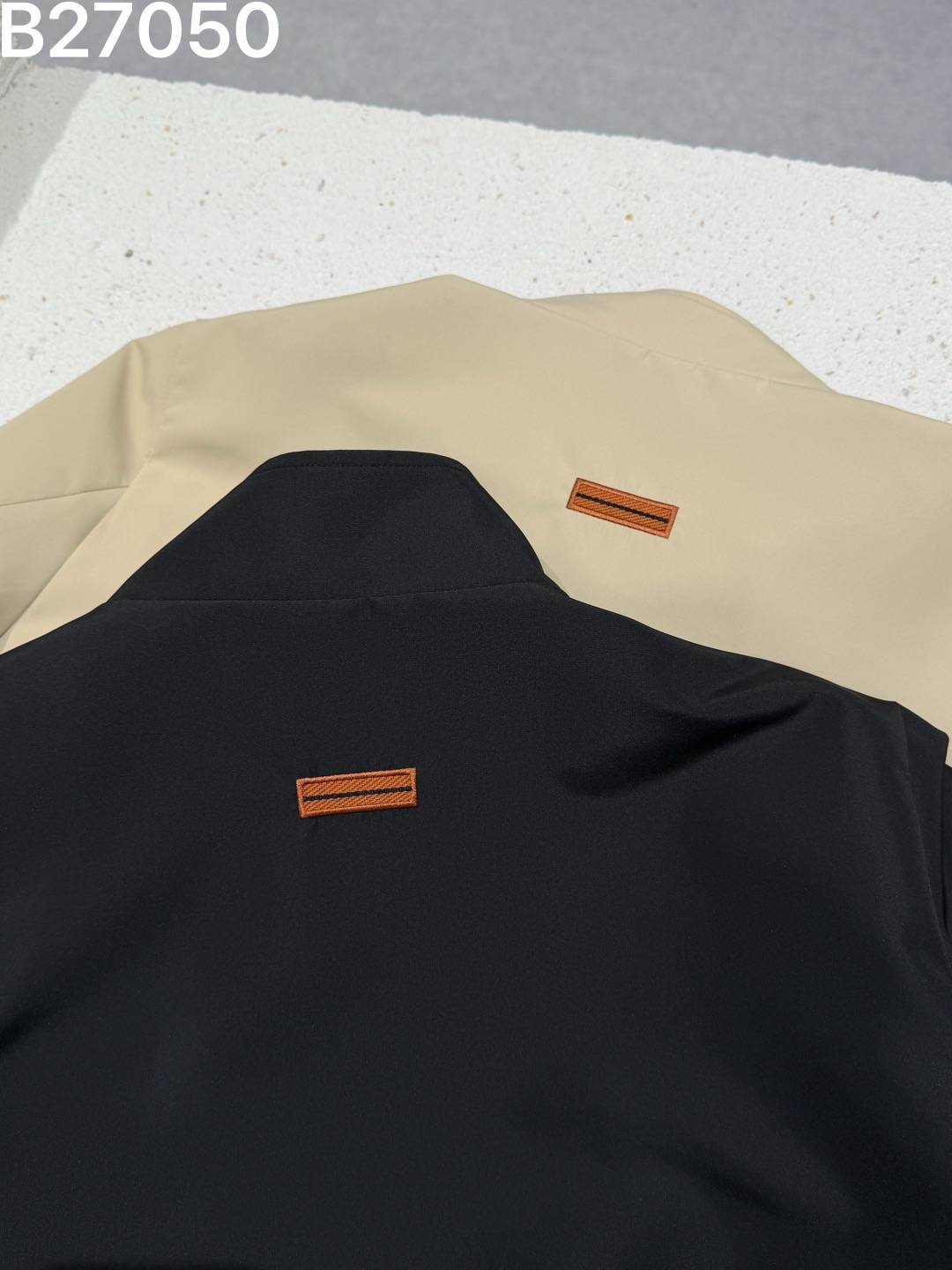 ZEGNA ジェニア メンズ ブルゾン フーデッドジャケット ナイロン ロゴワッペン エレガント カーキ ブラック - 画像 4