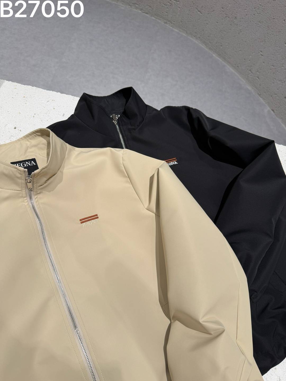 ZEGNA ジェニア メンズ ブルゾン フーデッドジャケット ナイロン ロゴワッペン エレガント カーキ ブラック - 画像 5