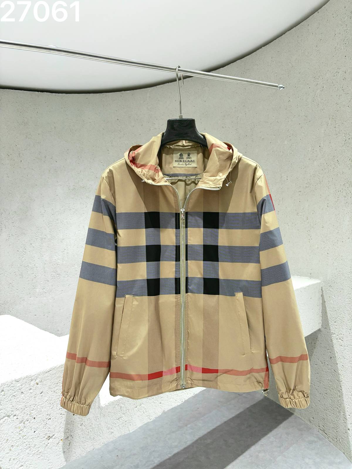 BURBERRY バーバリー メンズ フーデッドジャケット マウンテンパーカー ナイロン ロゴプリント ダブルジップ 秋冬 カーキ