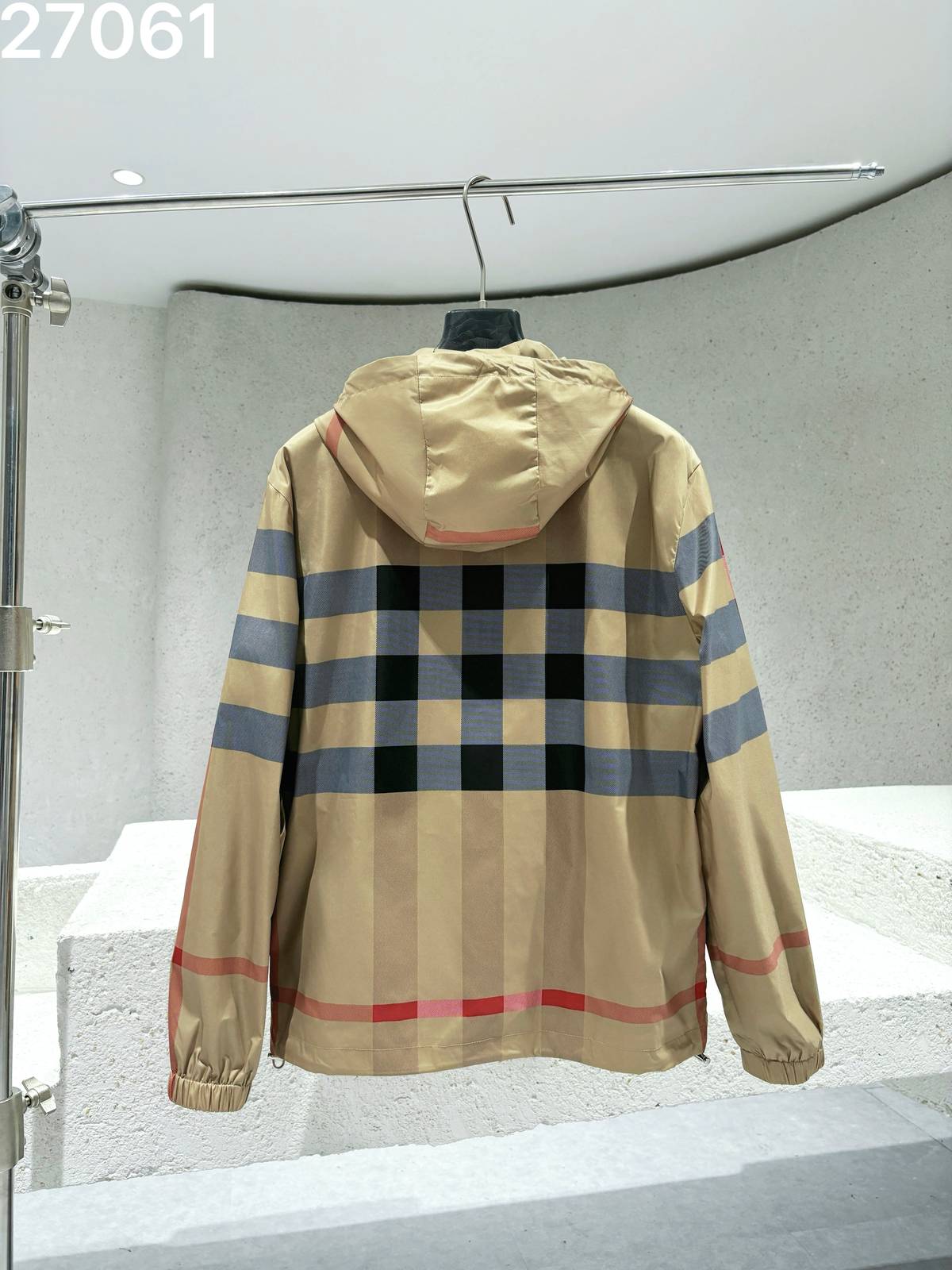 BURBERRY バーバリー メンズ フーデッドジャケット マウンテンパーカー ナイロン ロゴプリント ダブルジップ 秋冬 カーキ - 画像 2