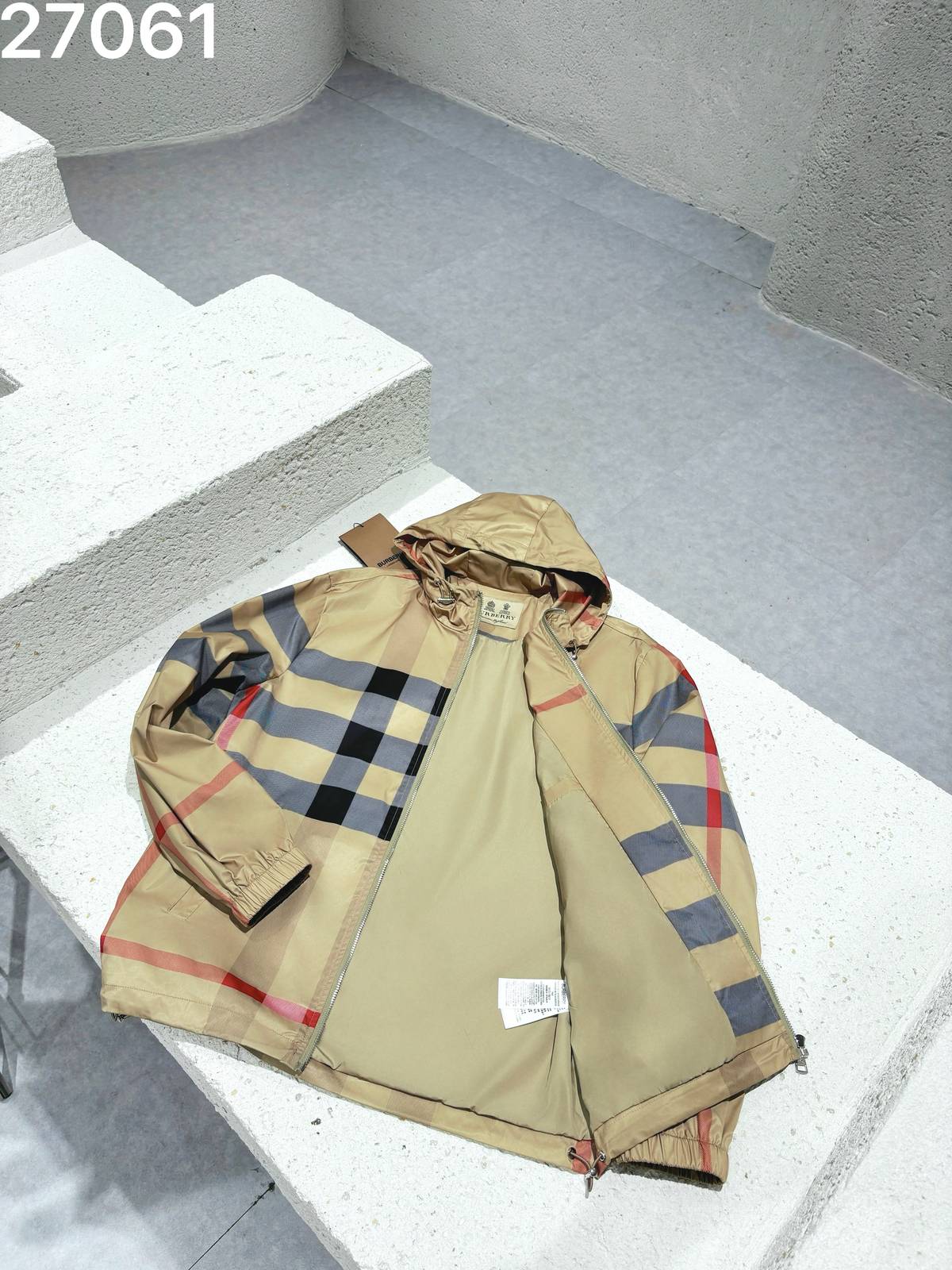BURBERRY バーバリー メンズ フーデッドジャケット マウンテンパーカー ナイロン ロゴプリント ダブルジップ 秋冬 カーキ - 画像 4