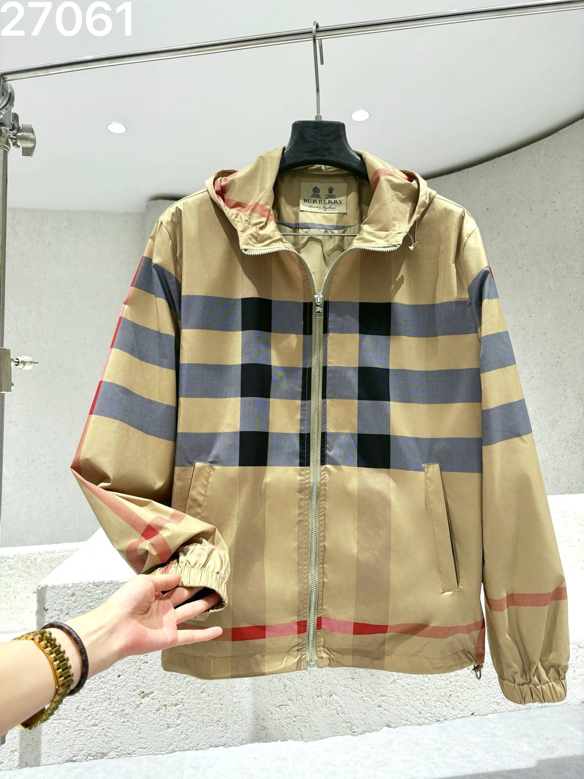 BURBERRY バーバリー メンズ フーデッドジャケット マウンテンパーカー ナイロン ロゴプリント ダブルジップ 秋冬 カーキ - 画像 5