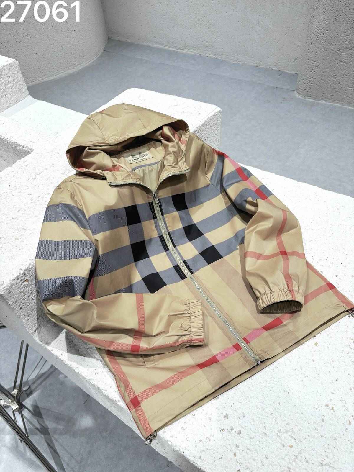BURBERRY バーバリー メンズ フーデッドジャケット マウンテンパーカー ナイロン ロゴプリント ダブルジップ 秋冬 カーキ - 画像 6