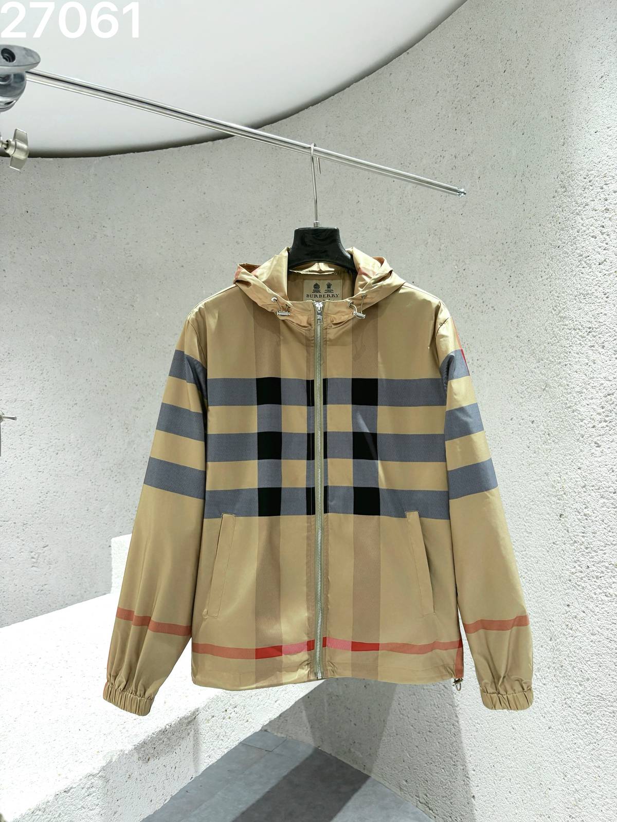 BURBERRY バーバリー メンズ フーデッドジャケット マウンテンパーカー ナイロン ロゴプリント ダブルジップ 秋冬 カーキ - 画像 8