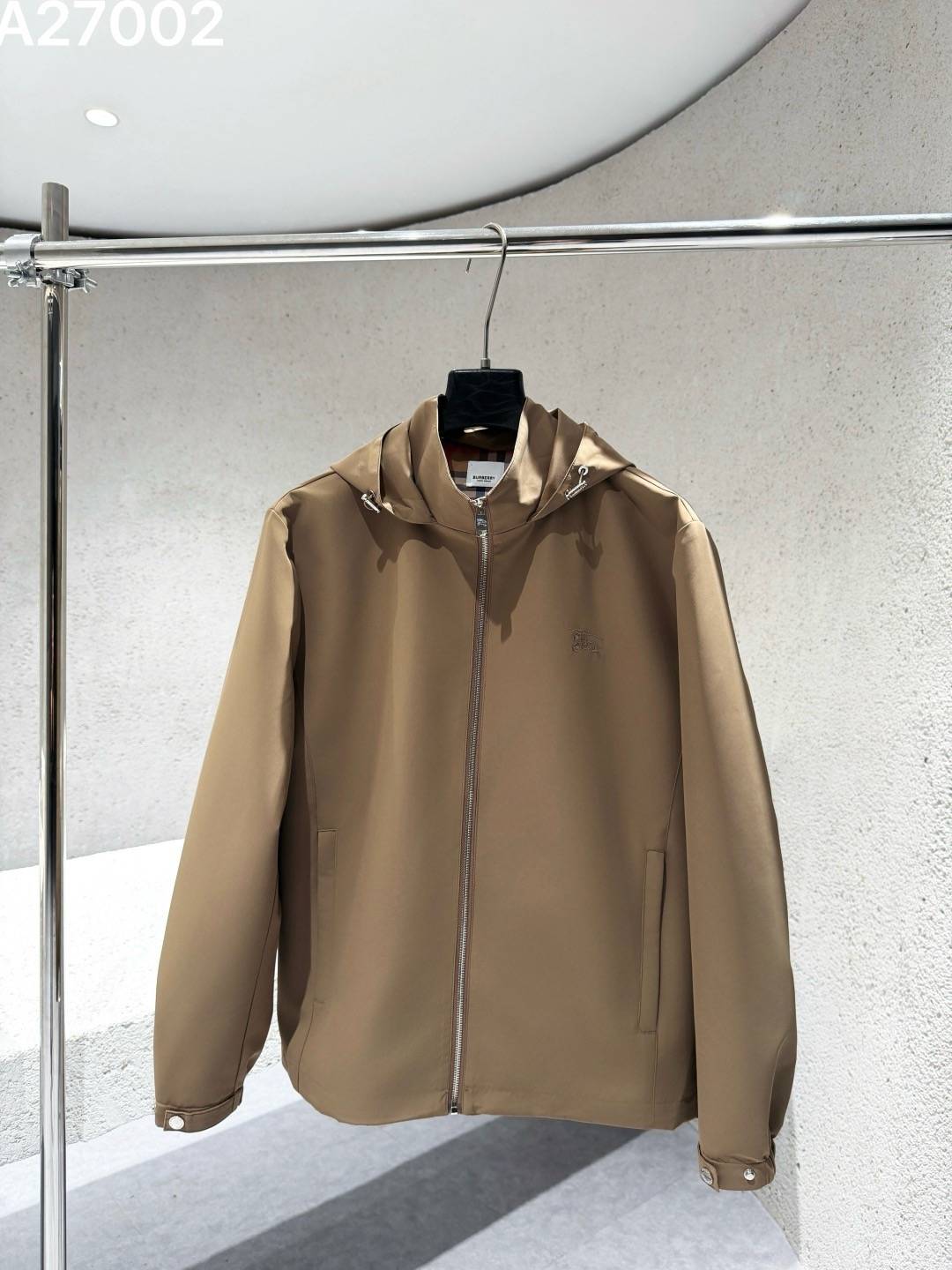 BURBERRY バーバリー メンズ フーデッドジャケット マウンテンパーカー ナイロン ロゴワッペン ドローコード 秋冬 ブラック カーキ
