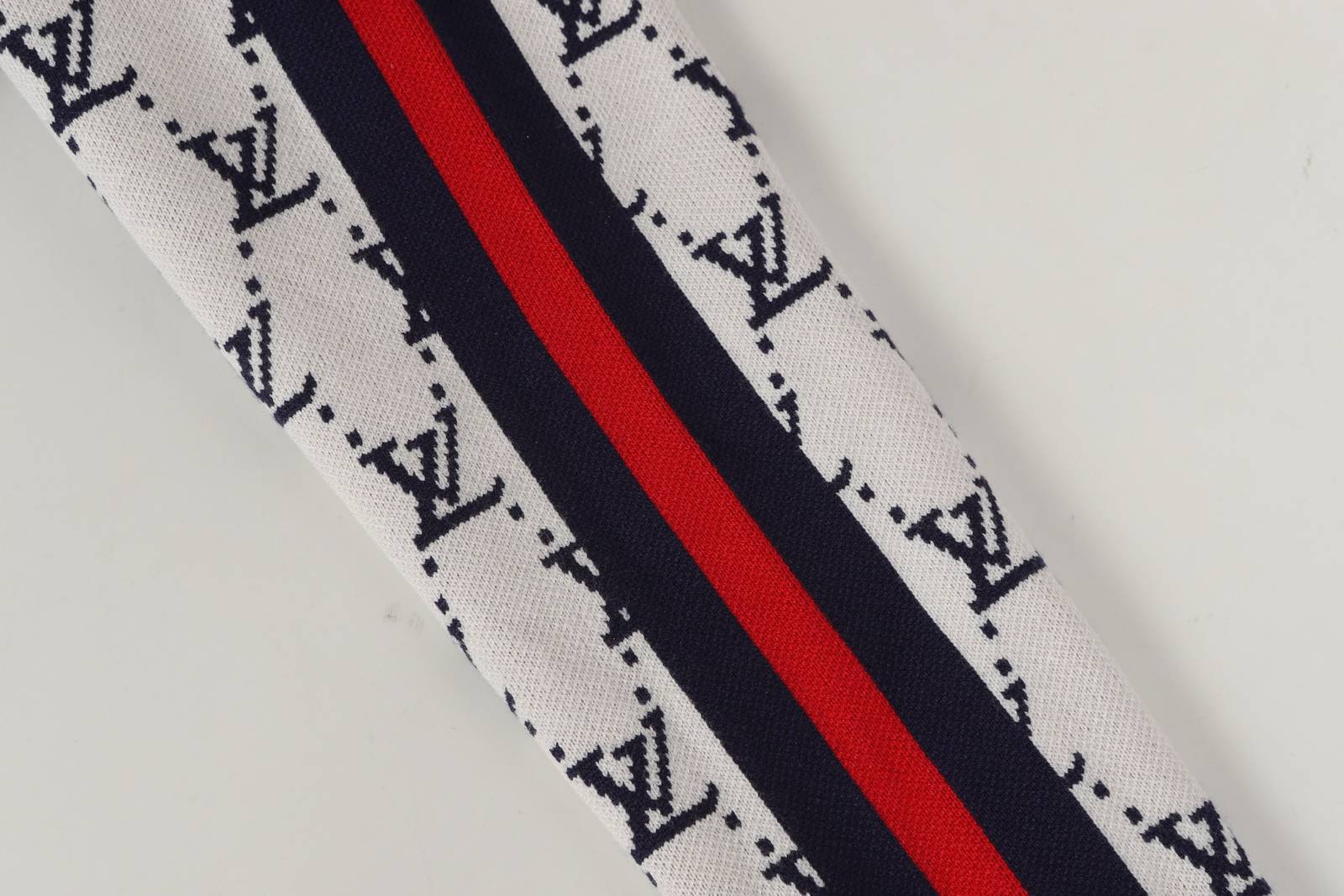 LV ルイヴィトン メンズ ブルゾン フーデッドジャケット ロゴプリント キルティング ミリタリー ブラック - 画像 4