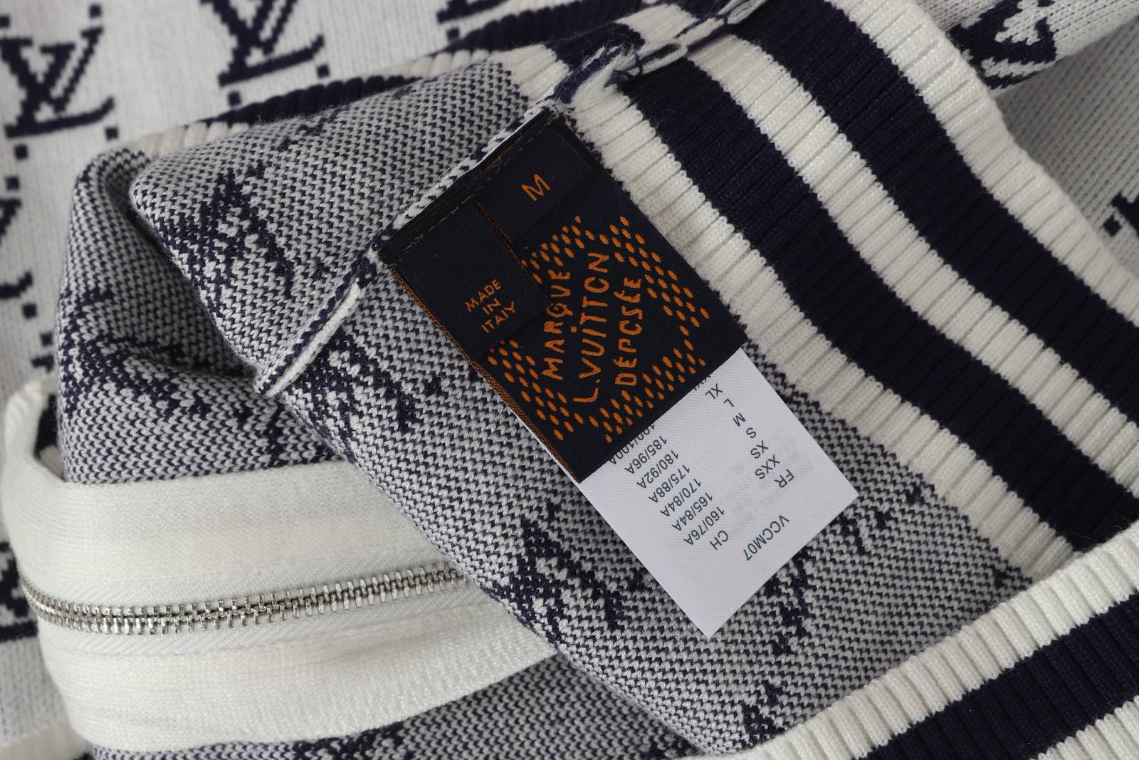 LV ルイヴィトン メンズ ブルゾン フーデッドジャケット ロゴプリント キルティング ミリタリー ブラック - 画像 6