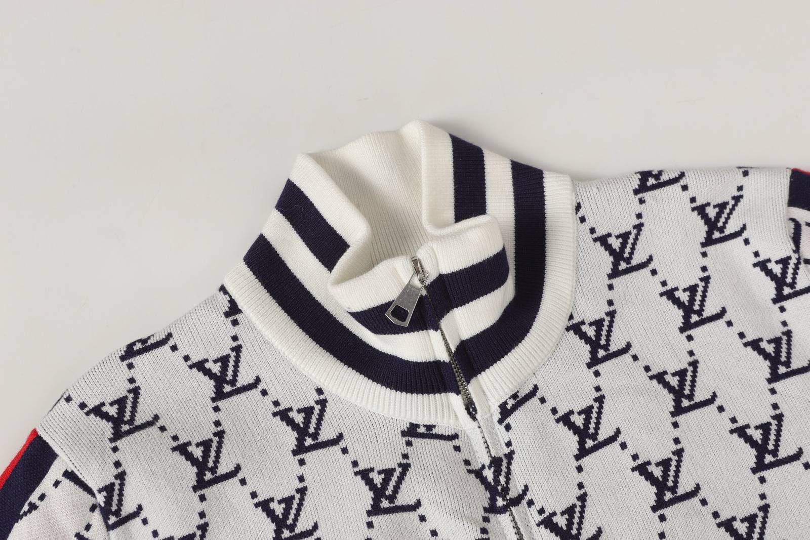 LV ルイヴィトン メンズ ブルゾン フーデッドジャケット ロゴプリント キルティング ミリタリー ブラック - 画像 9