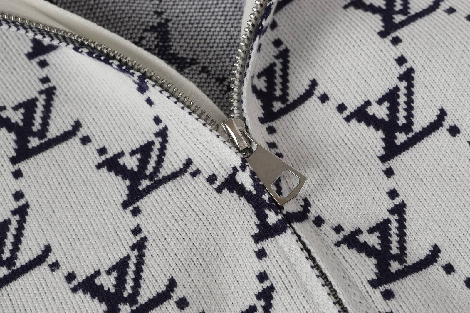 LV ルイヴィトン メンズ ブルゾン フーデッドジャケット ロゴプリント キルティング ミリタリー ブラック - 画像 10