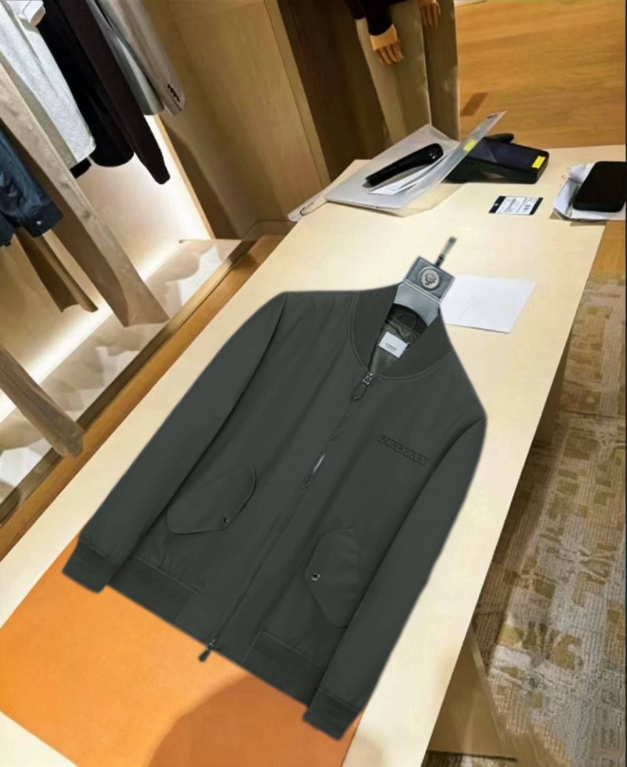 BURBERRY バーバリー メンズ ジャケット ボマージャケット ナイロン ロゴワッペン ダブルジップ 秋冬 フリース ブラック