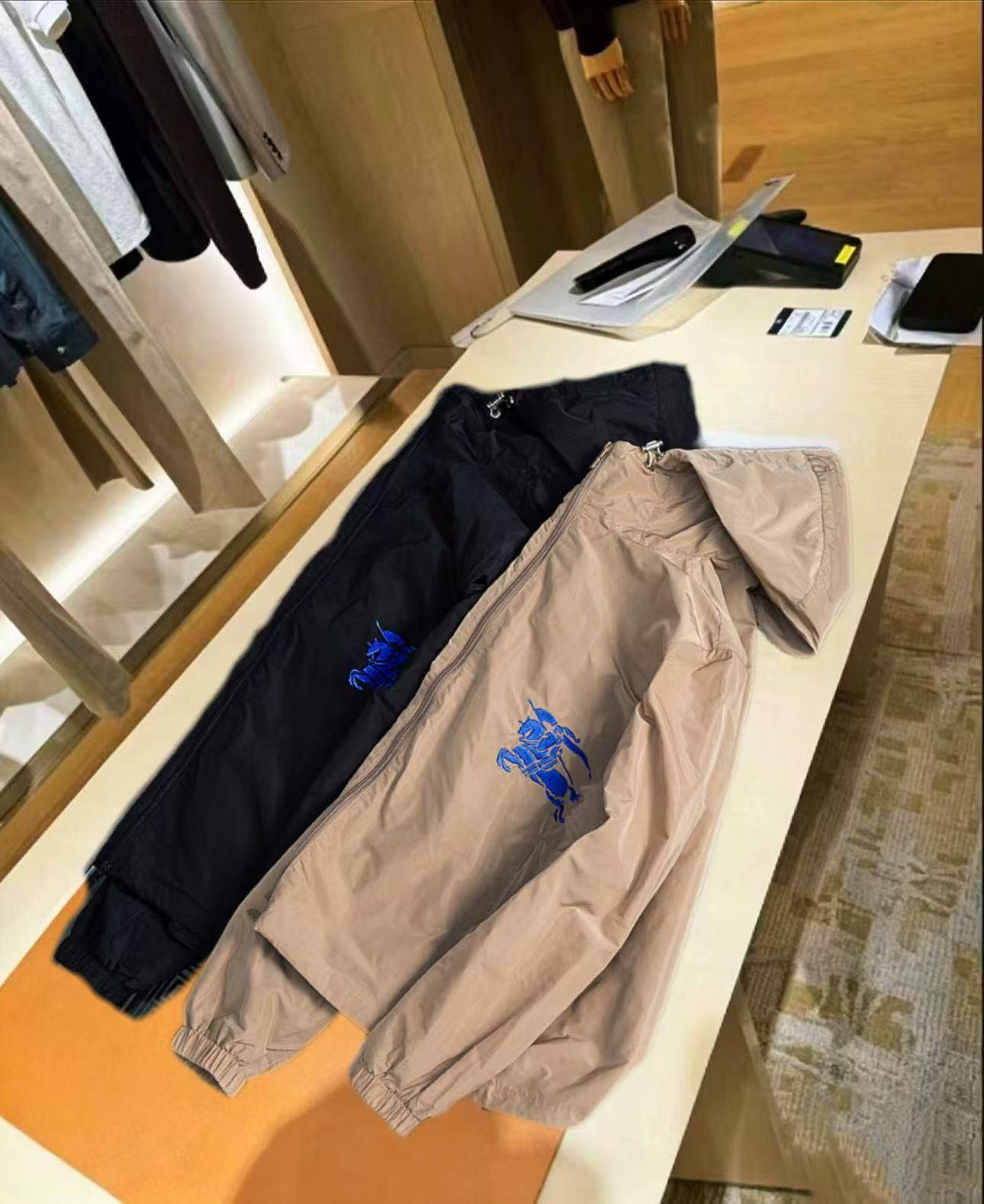BURBERRY バーバリー メンズ ジャケット ブルゾン マウンテンパーカー ナイロン ロゴワッペン レギュラーフィット カーキ - 画像 8