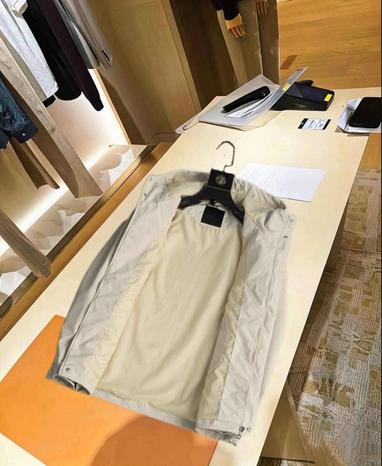 MONCLER モンクレール メンズ ジャケット ブルゾン ナイロン ロゴワッペン マウンテンパーカー 秋冬 ベージュ - 画像 10