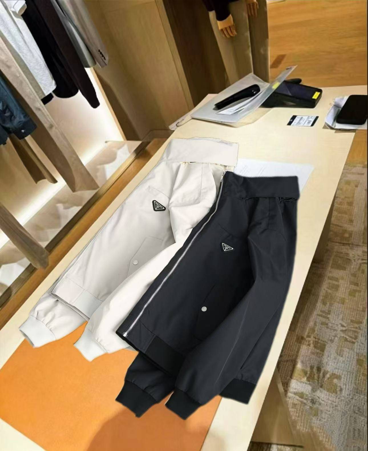 PRADA プラダ メンズ ジャケット ブルゾン ナイロン ロゴワッペン ダブルジップ 秋冬 ブラック - 画像 8