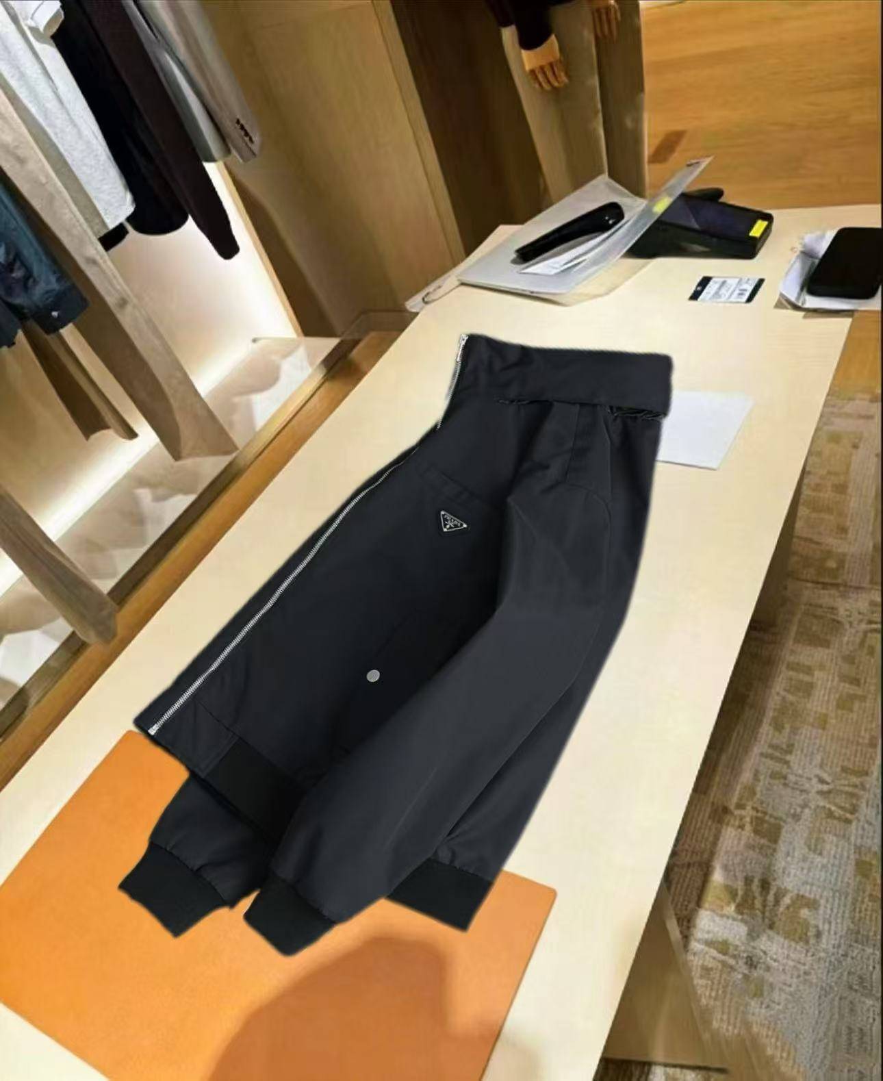 PRADA プラダ メンズ ジャケット ブルゾン ナイロン ロゴワッペン ダブルジップ 秋冬 ブラック - 画像 10