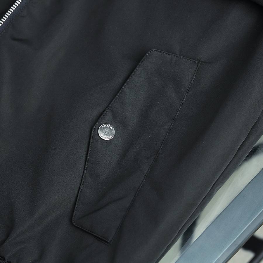 PRADA プラダ メンズ ジャケット ブルゾン ナイロン ロゴワッペン ダブルジップ 秋冬 防寒 ブラック - 画像 6