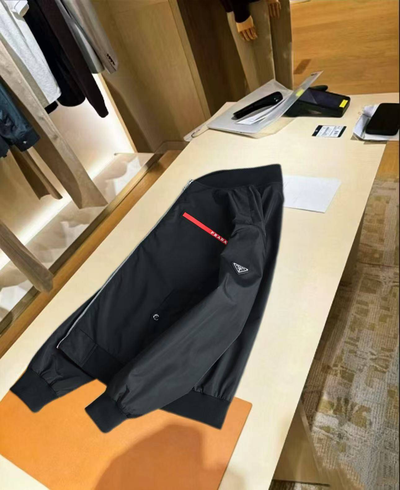PRADA プラダ メンズ ジャケット ブルゾン ナイロン ロゴワッペン ダブルジップ 秋冬 防寒 ブラック - 画像 9