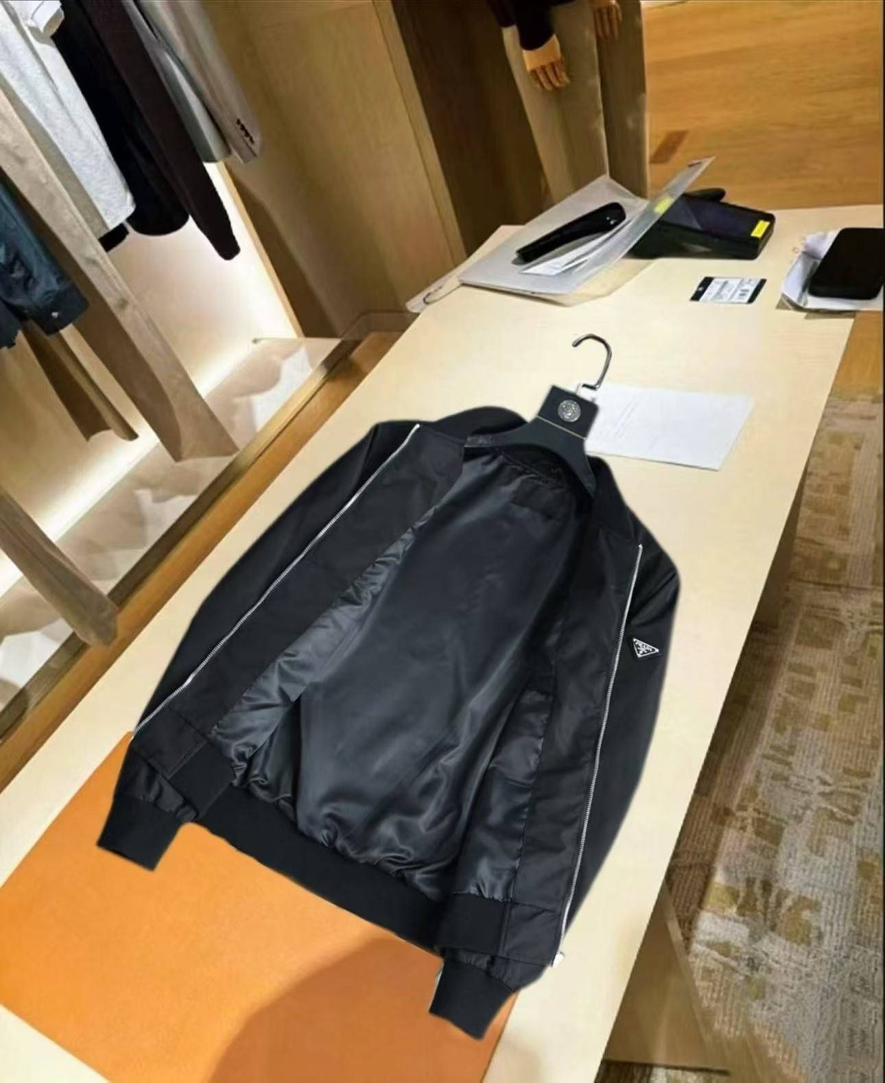 PRADA プラダ メンズ ジャケット ブルゾン ナイロン ロゴワッペン ダブルジップ 秋冬 防寒 ブラック - 画像 10