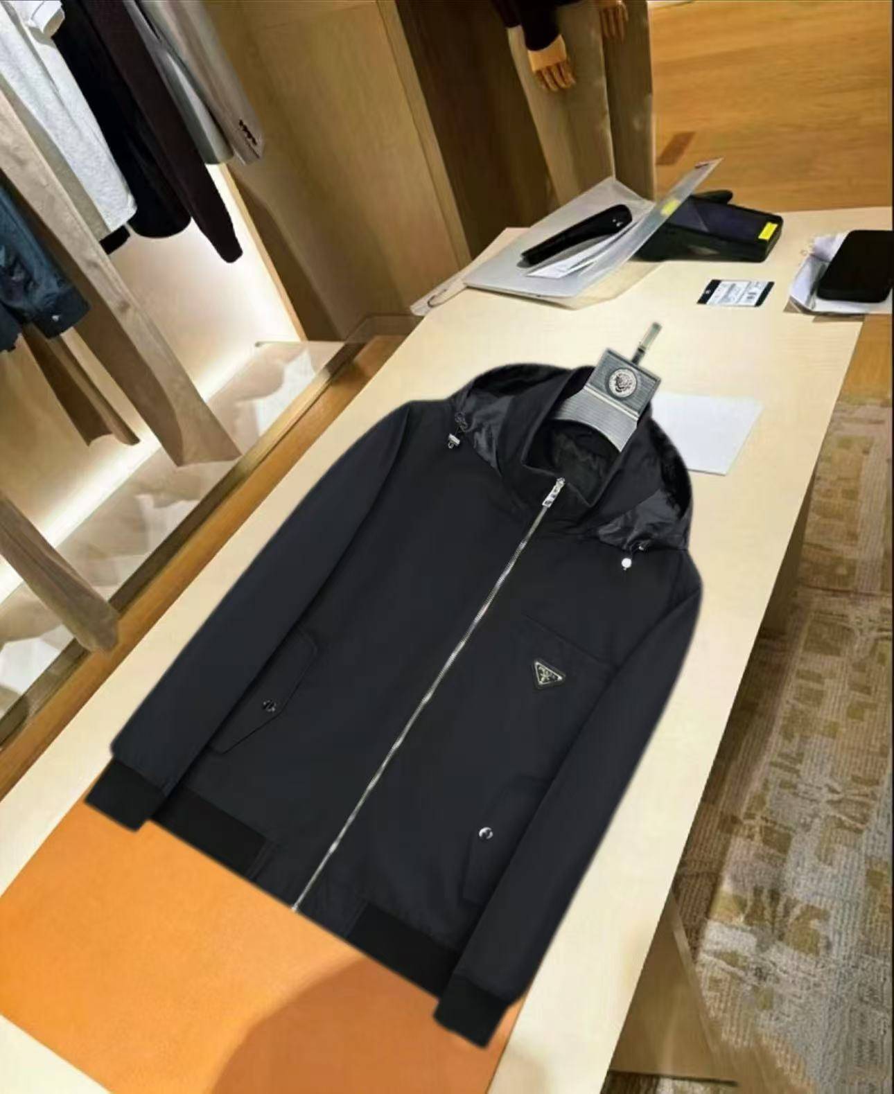 PRADA プラダ メンズ ジャケット ブルゾン ナイロン ロゴワッペン MA 1 フード付き ブラック M 3XL