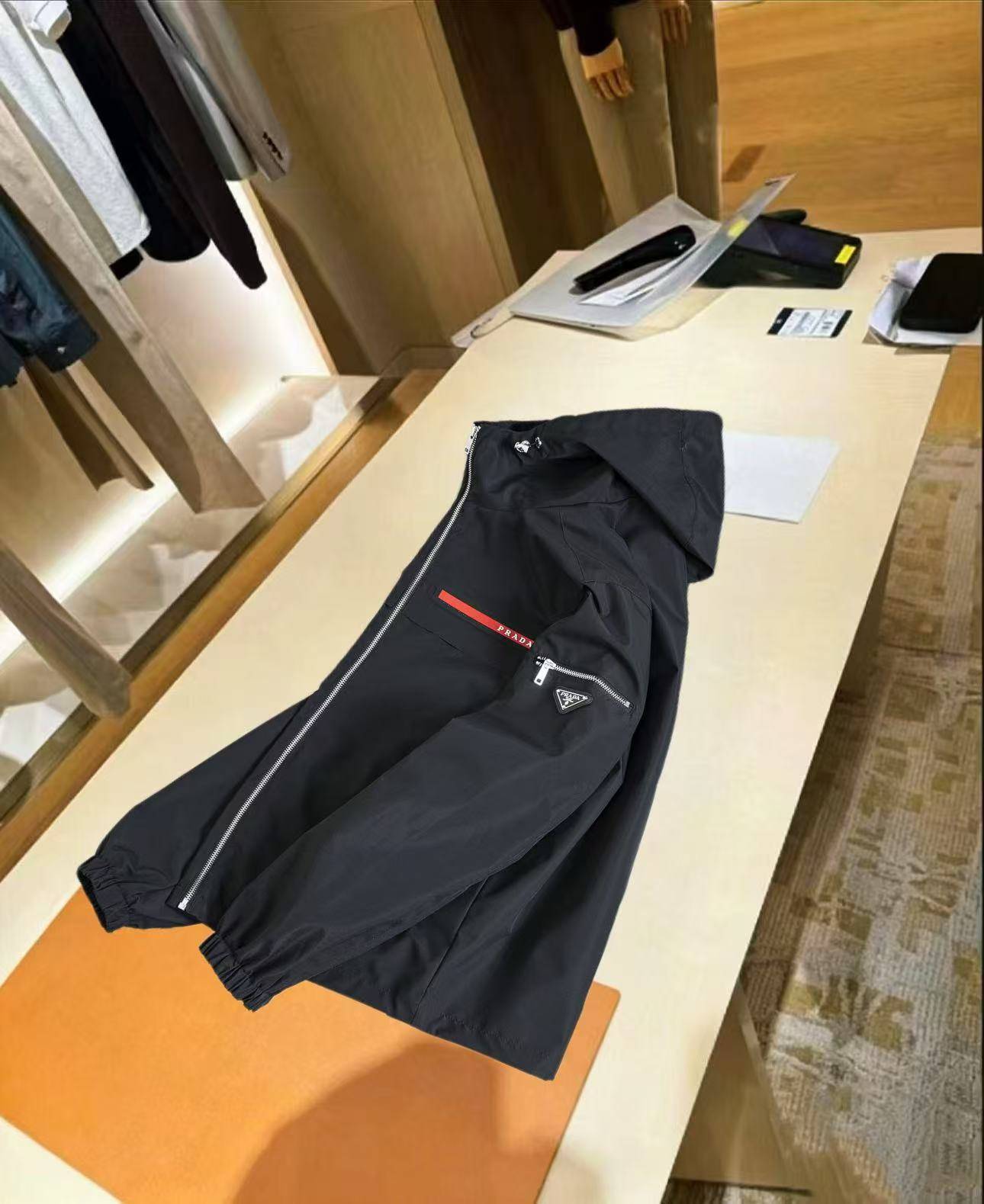 PRADA プラダ メンズ ブルゾン MA 1 ジャケット ナイロン ロゴワッペン ダブルジップ 防寒 秋冬 ブラック M 3XLB23230 - 画像 9