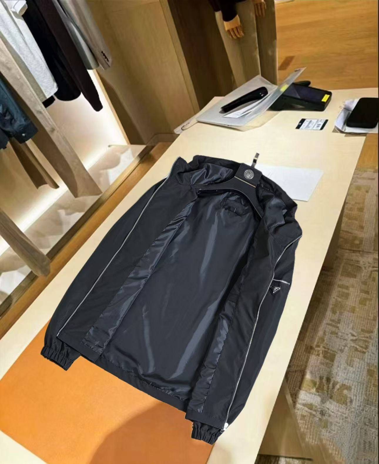 PRADA プラダ メンズ ブルゾン MA 1 ジャケット ナイロン ロゴワッペン ダブルジップ 防寒 秋冬 ブラック M 3XLB23230 - 画像 10