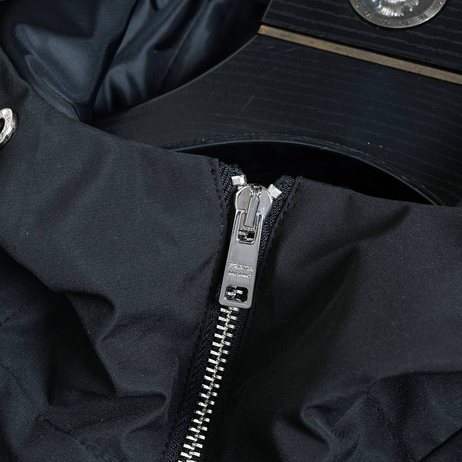 PRADA プラダ メンズ ブルゾン MA 1 ジャケット ナイロン ロゴワッペン ダブルジップ 防寒 秋冬 ブラック M 3XLB23230 - 画像 15