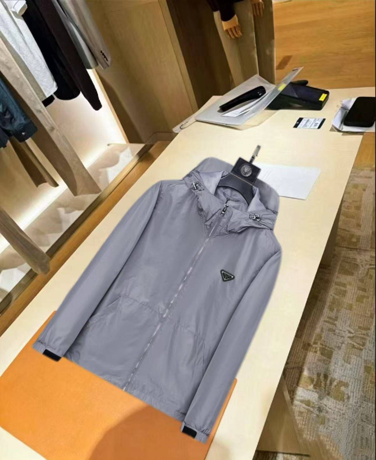 PRADA プラダ メンズ ジャケット ブルゾン ナイロン ロゴワッペン マウンテンパーカー 3XLB23210 グレー