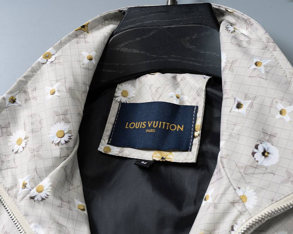 LOUIS VUITTON メンズ ジャケット ブルゾン ナイロン ロゴプリント フーデッドジャケット 秋冬 ブラック - 画像 3