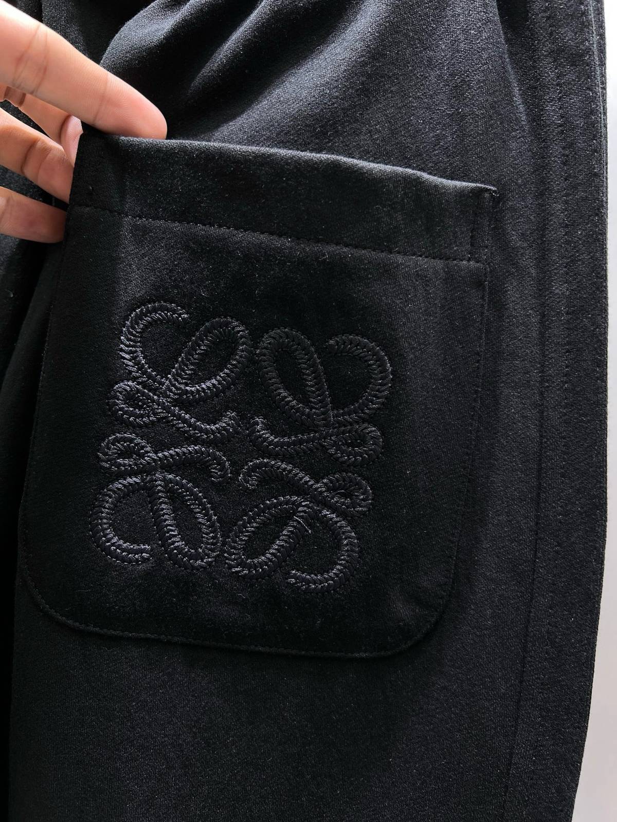 LOEWE ロエベ メンズ パンツ ワイドパンツ ウエストゴム ロゴ刺繍 メタルパーツ ブラック - 画像 4