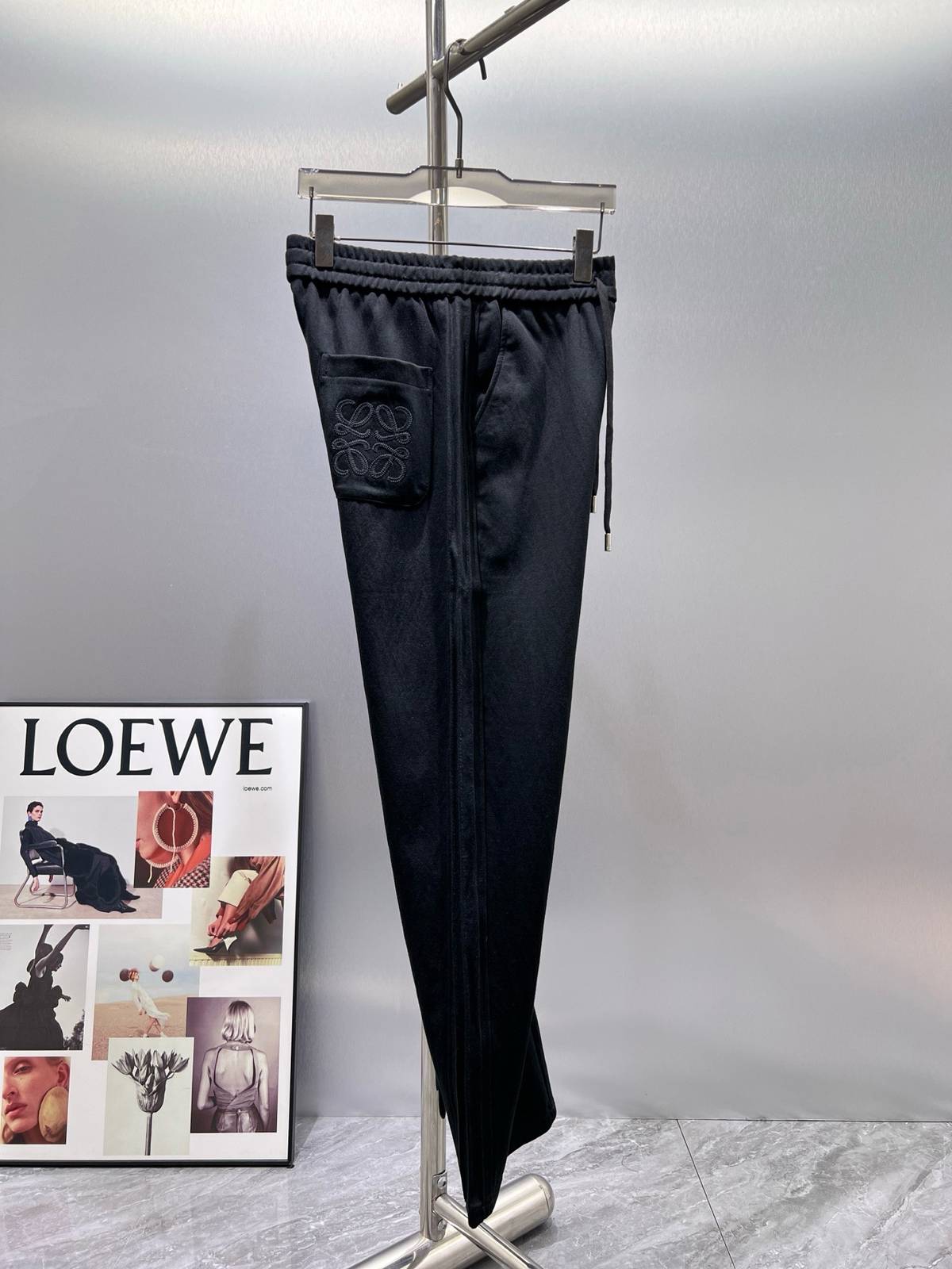 LOEWE ロエベ メンズ パンツ ワイドパンツ ウエストゴム ロゴ刺繍 メタルパーツ ブラック - 画像 6