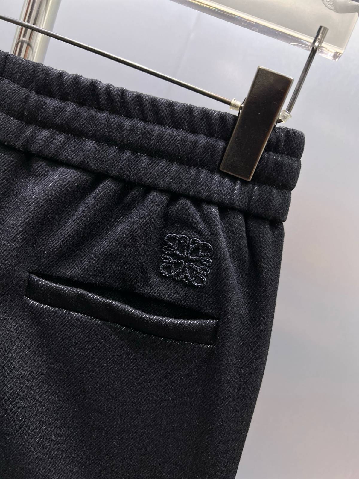 LOEWE ロエベ メンズ ボトムス イージーパンツ ウエストゴム ロゴ刺繍 サイドライン メタルパーツ ブラック - 画像 5