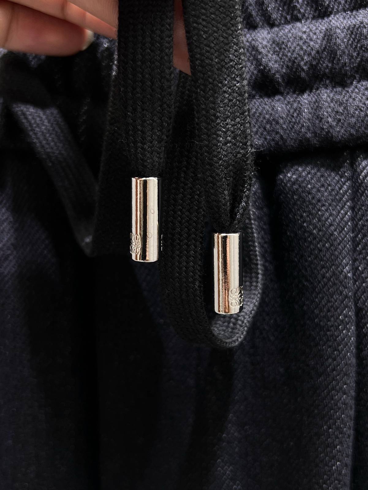 LOEWE ロエベ メンズ ボトムス イージーパンツ ウエストゴム ロゴ刺繍 サイドライン メタルパーツ ブラック - 画像 6