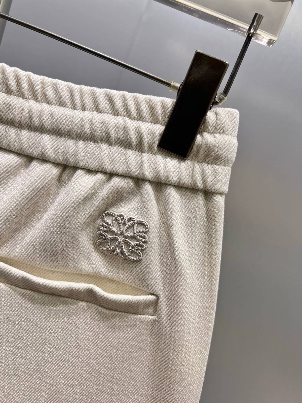 LOEWE ロエベ メンズ ボトムス ワイドパンツ ウエストゴム ロゴ刺繍 サイドライン ミリタリーファブリック ブラック - 画像 5