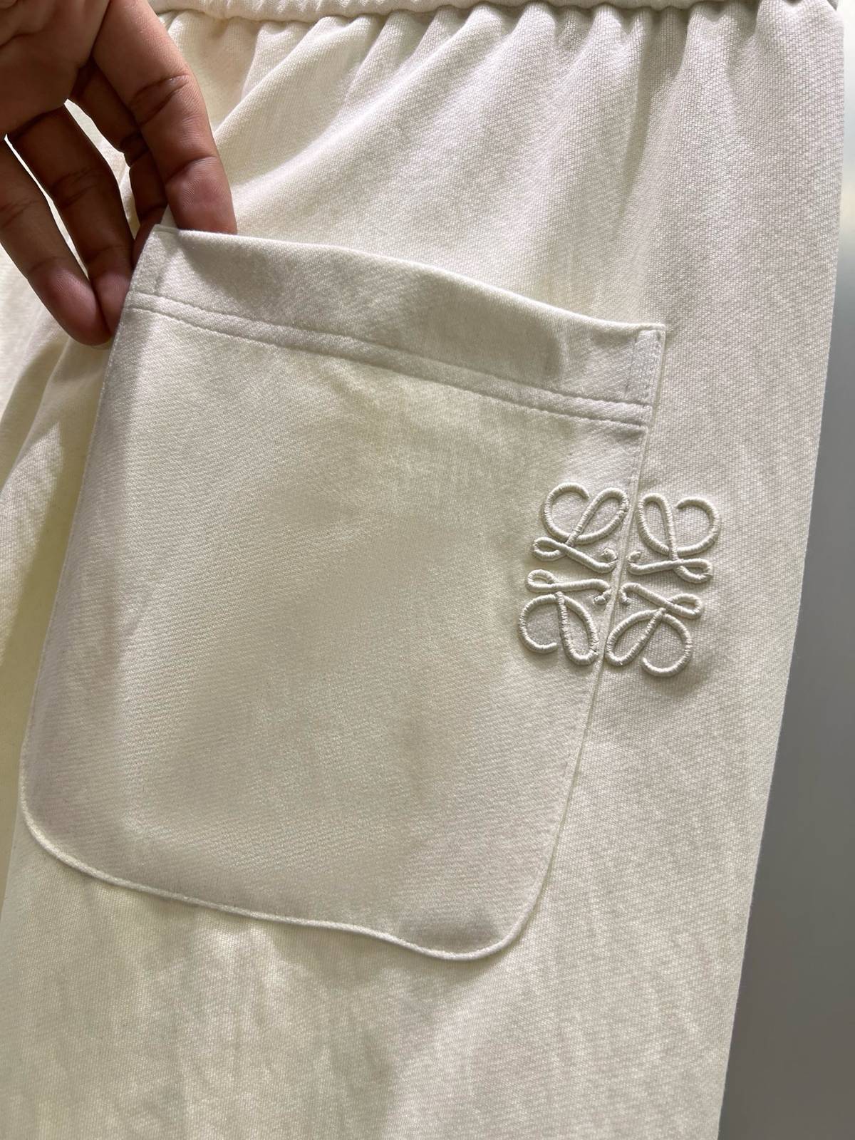 LOEWE ロエベ メンズ パンツ イージーパンツ ウエストゴム ロゴ刺繍 メタルパーツ ブリーチドホワイト - 画像 4