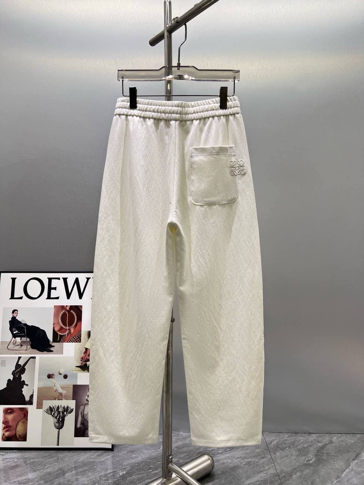 LOEWE ロエベ メンズ パンツ イージーパンツ ウエストゴム ロゴ刺繍 メタルパーツ ブリーチドホワイト - 画像 9