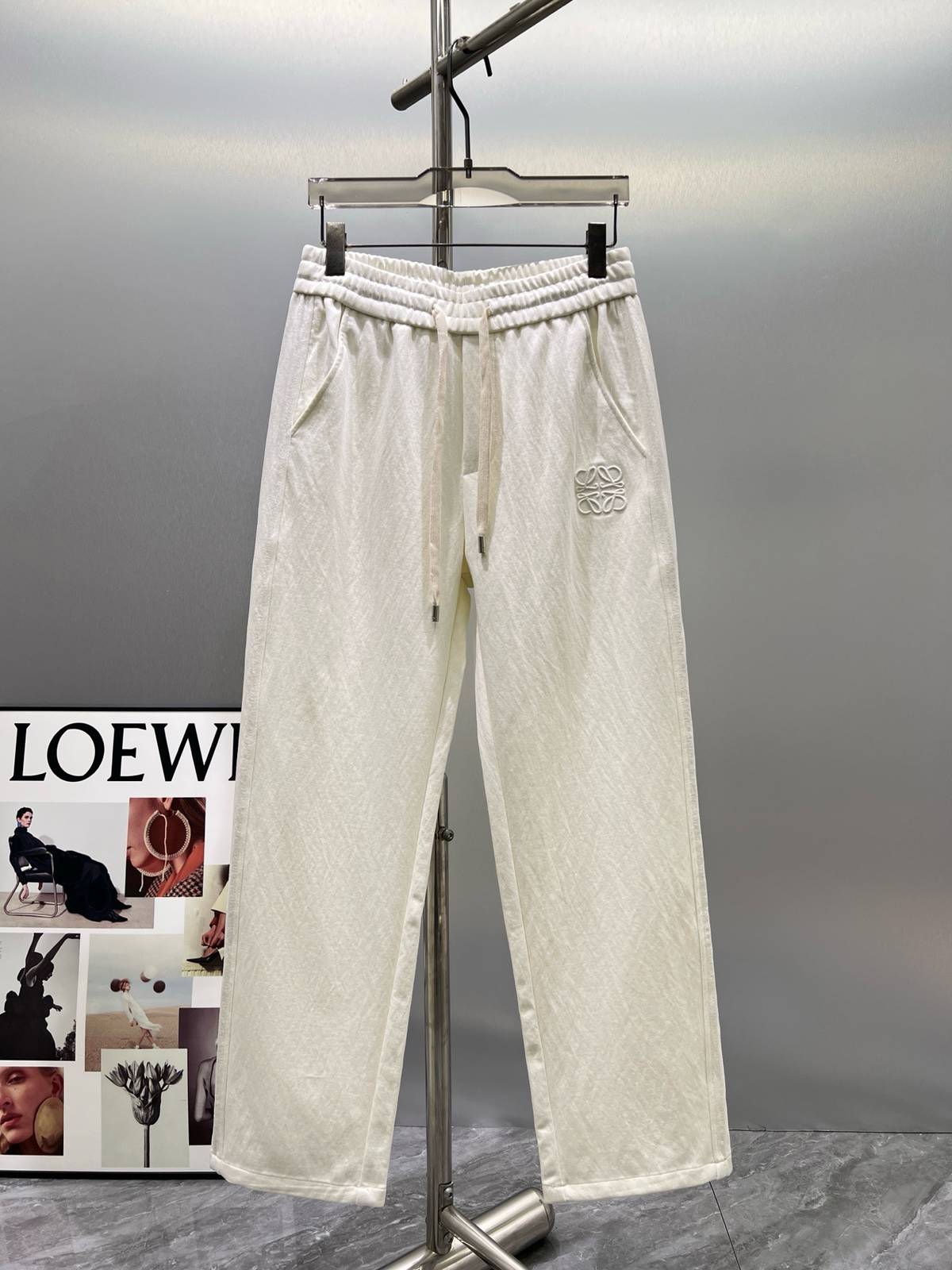 LOEWE ロエベ メンズ ボトムス イージーパンツ ワイドパンツ ロゴ刺繍 サイドライン メタルパーツ シルク混 ベージュ
