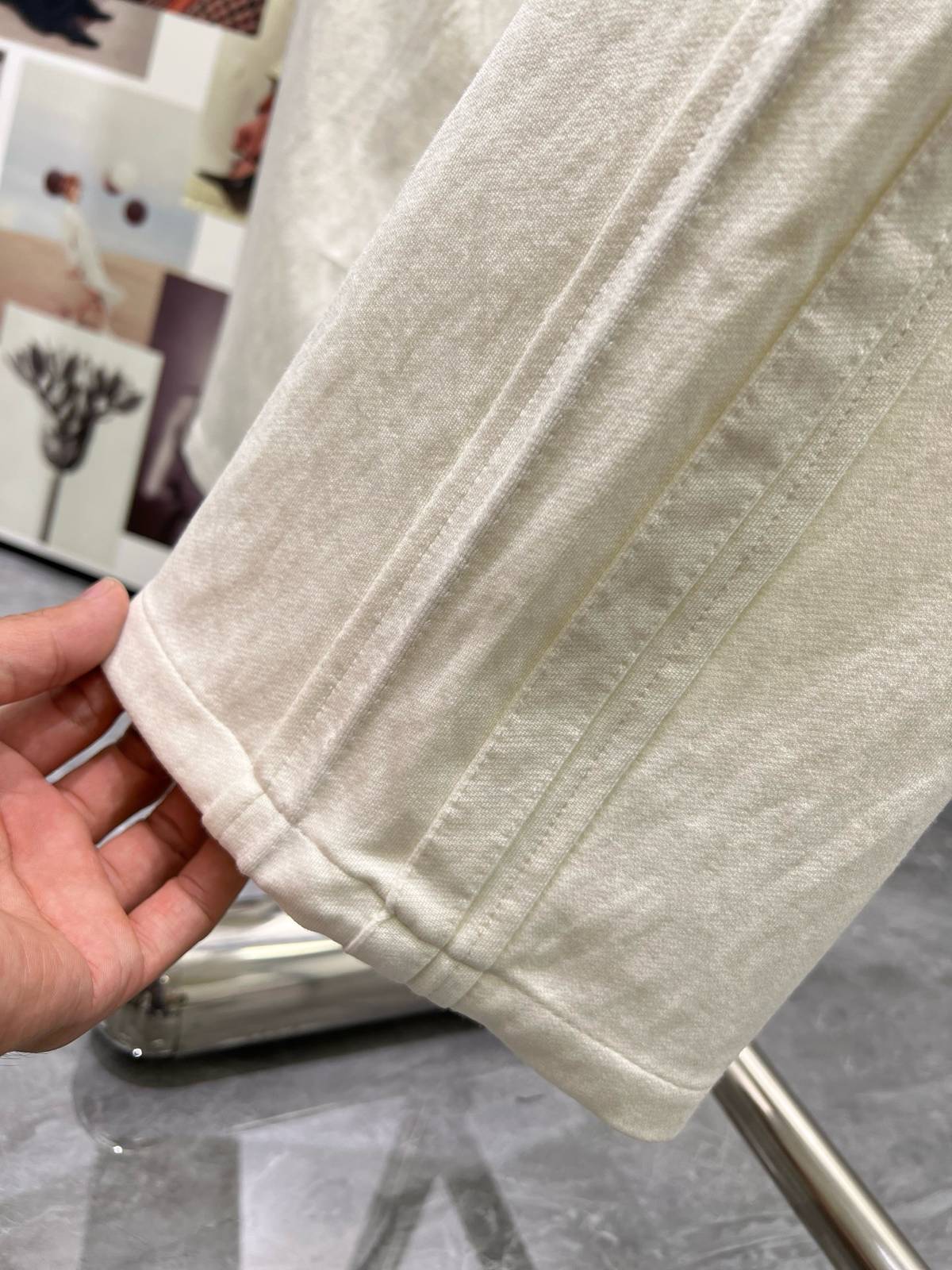 LOEWE ロエベ メンズ ボトムス イージーパンツ ワイドパンツ ロゴ刺繍 サイドライン メタルパーツ シルク混 ベージュ - 画像 2