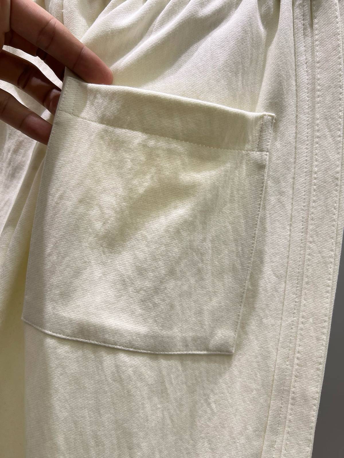 LOEWE ロエベ メンズ ボトムス イージーパンツ ワイドパンツ ロゴ刺繍 サイドライン メタルパーツ シルク混 ベージュ - 画像 4