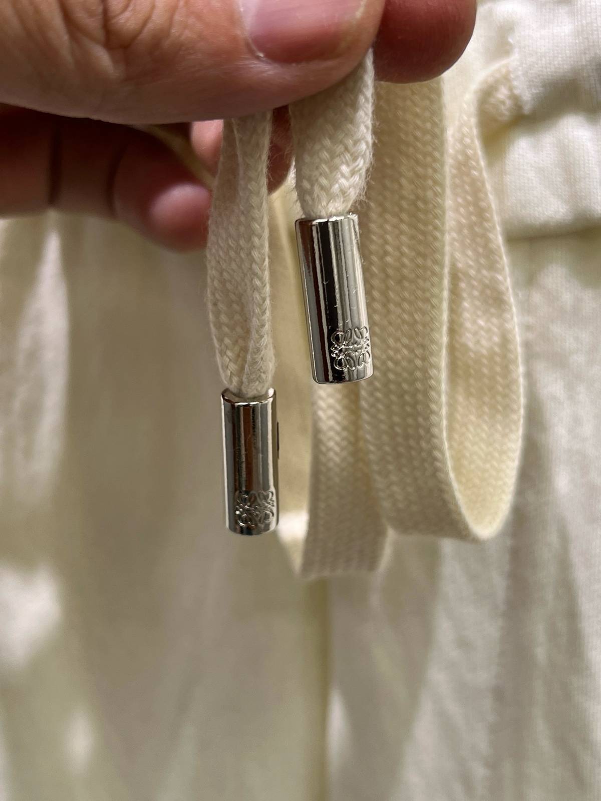 LOEWE ロエベ メンズ ボトムス イージーパンツ ワイドパンツ ロゴ刺繍 サイドライン メタルパーツ シルク混 ベージュ - 画像 5