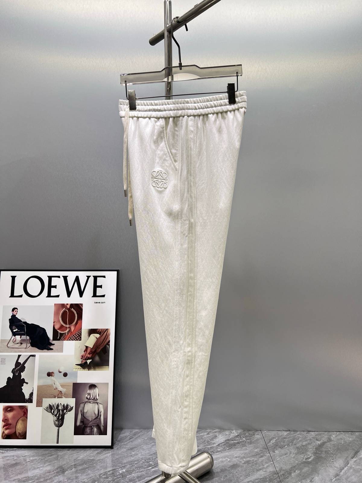 LOEWE ロエベ メンズ ボトムス イージーパンツ ワイドパンツ ロゴ刺繍 サイドライン メタルパーツ シルク混 ベージュ - 画像 8