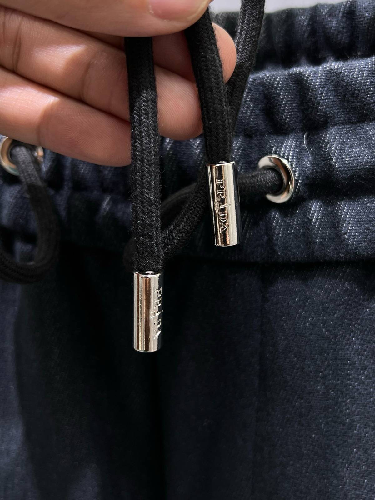 PRADA メンズ イージーパンツ ワイドパンツ サイドライン ロゴ刺繍 メタルパーツ ブラック