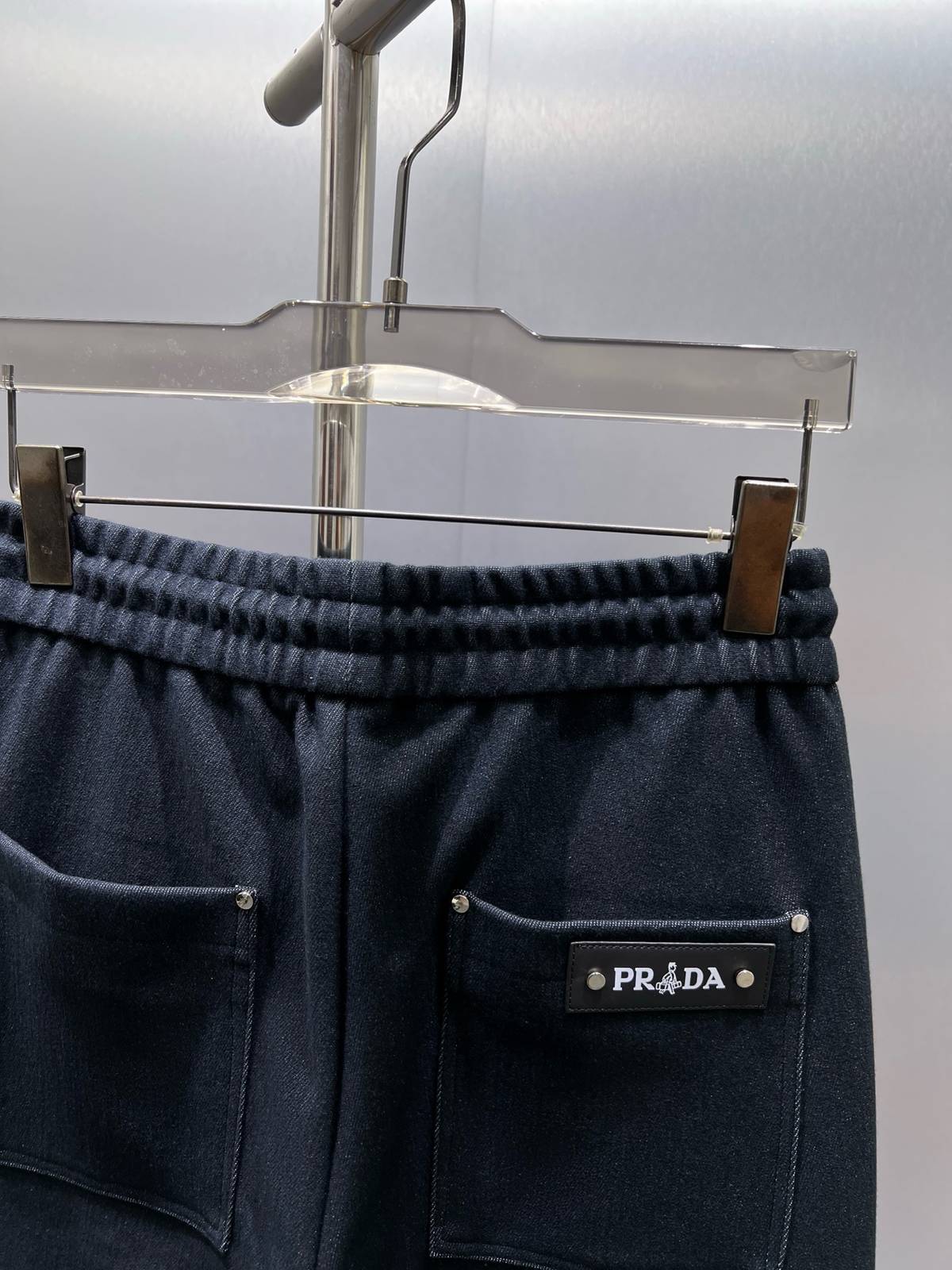 PRADA メンズ イージーパンツ ワイドパンツ サイドライン ロゴ刺繍 メタルパーツ ブラック - 画像 10